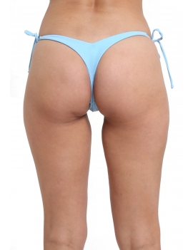 Foto modelo bikini colaless alto celeste espalda