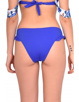 Modelo de espalda luciendo calzon de bikini azul