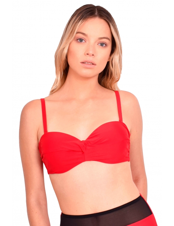 Modelo luciendo bikini estilo sostén strapless color rojo