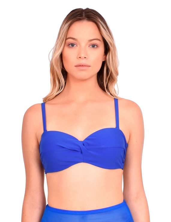 Modelo luciendo bikini estilo sostén strapless color azul